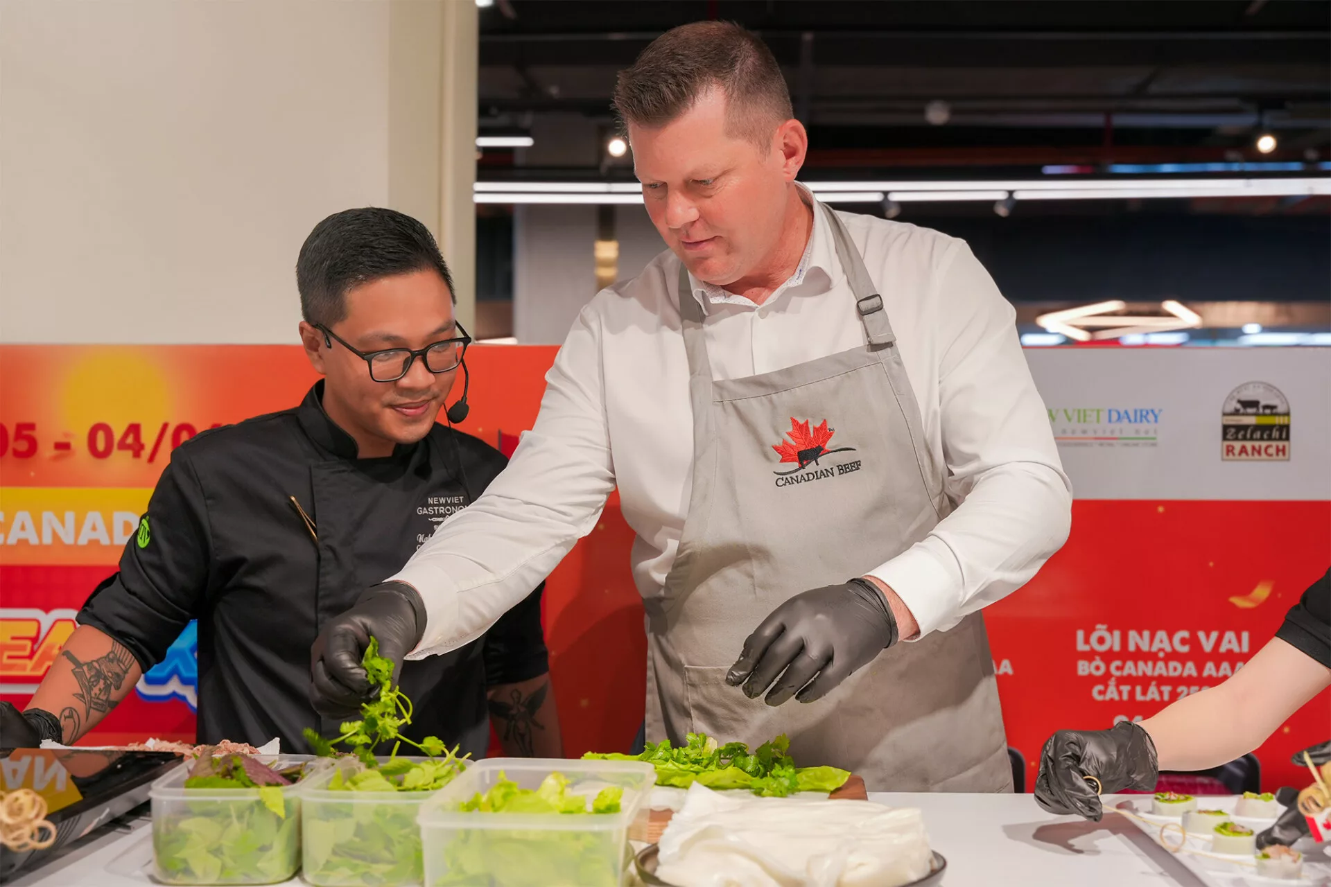 Bộ trưởng RJ Sigurdson đã tự tay làm món phở cuốn cùng Chef Đức
