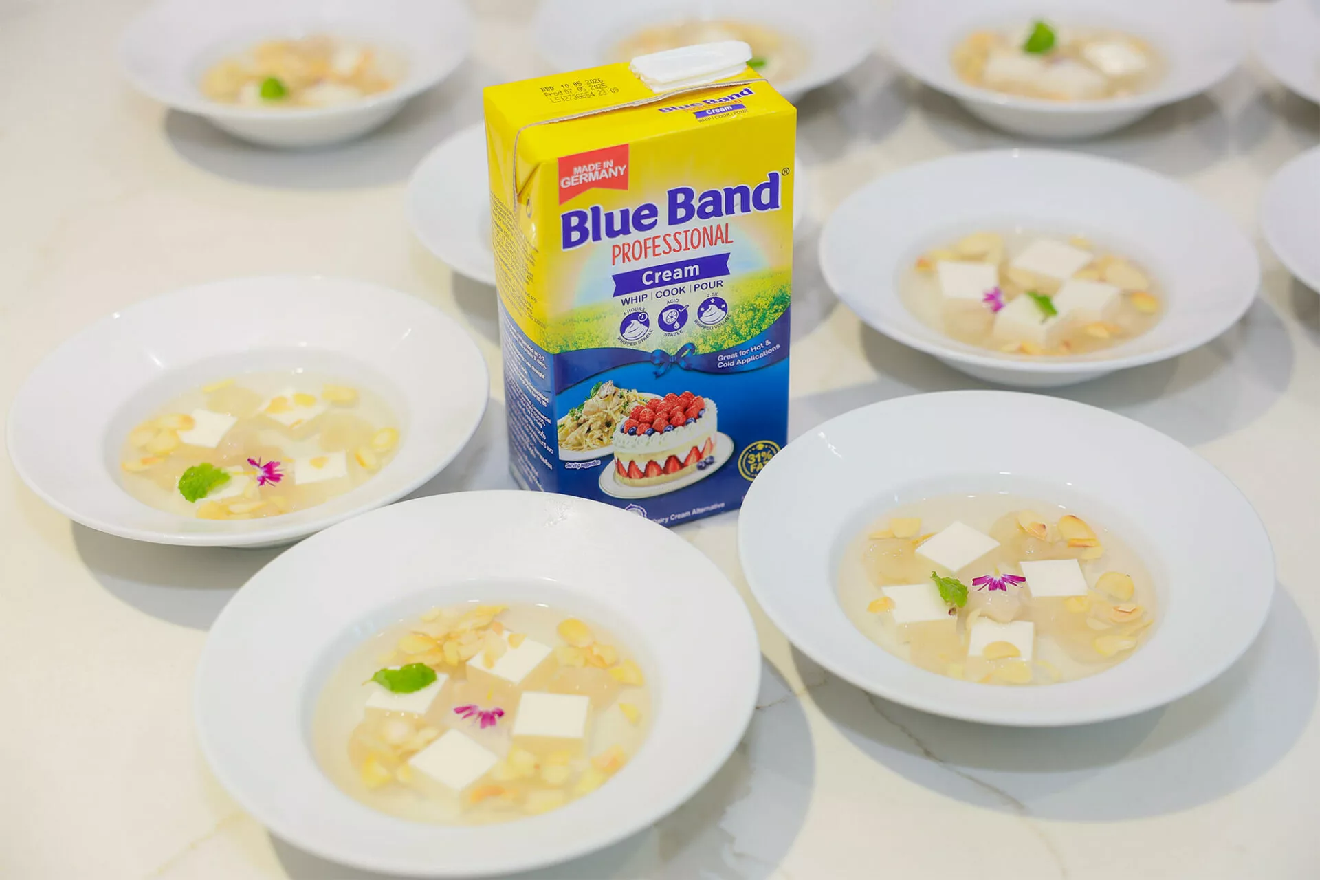 Blossom Still – Hoa Vẫn Nở:  Chè khúc bạch nhãn lồng