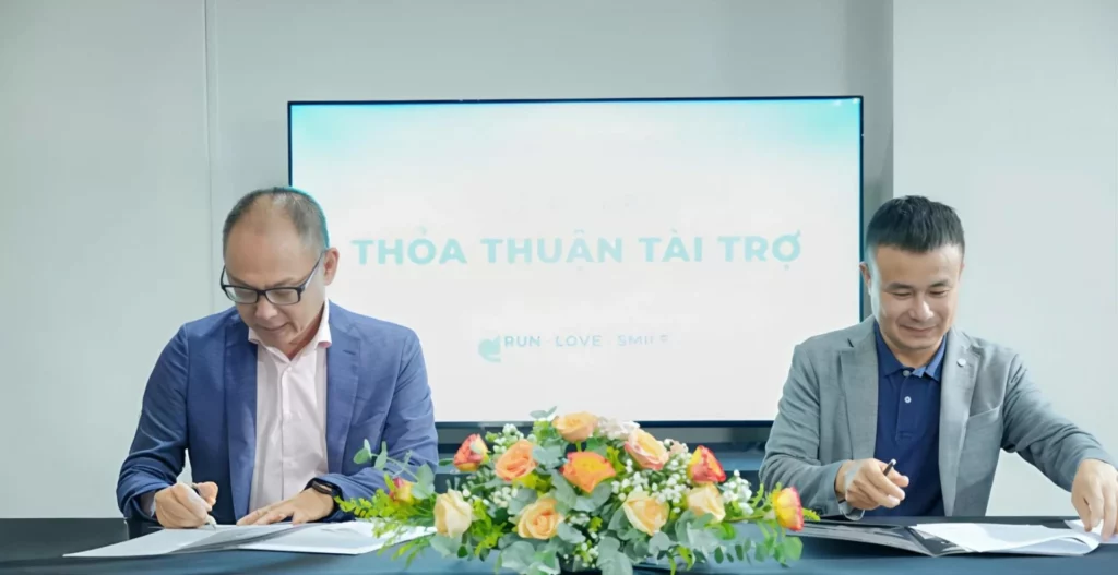 Representatives from New Viet Dairy and Operation Smile Vietnam at the ceremony