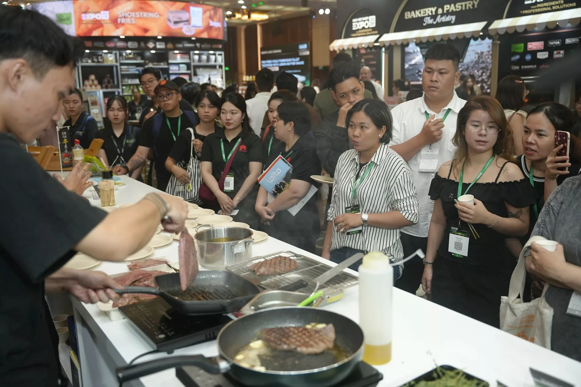 [Tạp chí điện tử CaféF] Hơn 1.600 người đổ về Landmark 81