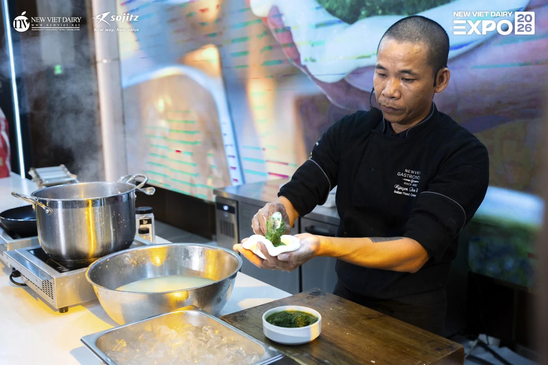 Chef Nguyễn Tấn Hòa trình diễn nghệ thuật chế biến cùng "ngôi sao" Fior Di Latte - dòng phô mai tươi trứ danh mang hương vị sữa thuần khiết